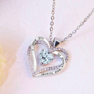 優雅で高級感あるクラブネックレス：日常と特別な瞬間を彩る精緻な魅力